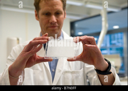 AstraZeneca ricerca laboratorio dedicato al lavoro su una cura per il morbo di Alzheimer in Södertälje in Svezia Foto Stock