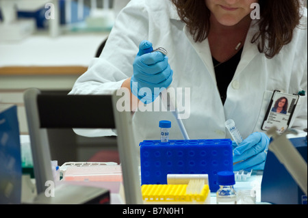 AstraZeneca ricerca laboratorio dedicato al lavoro su una cura per il morbo di Alzheimer in Södertälje in Svezia Foto Stock