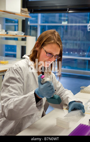 AstraZeneca ricerca laboratorio dedicato al lavoro su una cura per il morbo di Alzheimer in Södertälje in Svezia Foto Stock