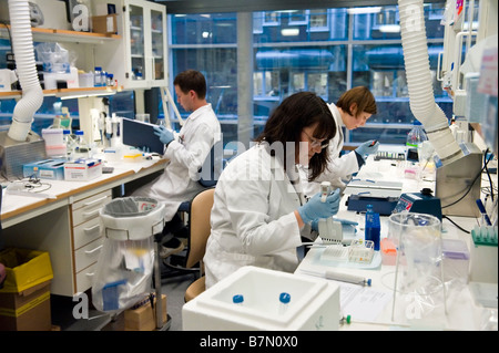 AstraZeneca ricerca laboratorio dedicato al lavoro su una cura per il morbo di Alzheimer in Södertälje in Svezia Foto Stock