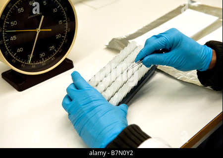 AstraZeneca ricerca laboratorio dedicato al lavoro su una cura per il morbo di Alzheimer in Södertälje in Svezia Foto Stock