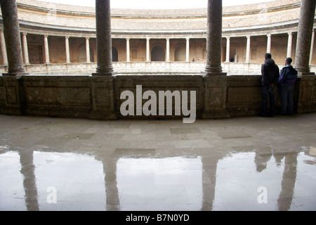 L'acqua piovana che riflette il Palacio de Carlos V a la Alhambra Andalucia Spagna Foto Stock