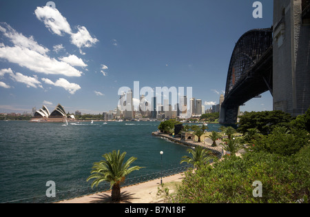 Vista del centro cittadino di Sydney , il Harbour Bridge e la Opera House di Kirribilli Foto Stock