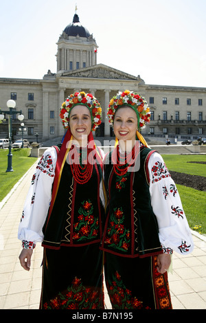 Nazionale Ucraina di costume & Manitoba Legislative Building, Winnipeg, Manitoba, Canada Foto Stock