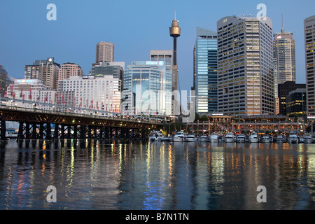Darling Harbour, con il highrises del Sydney CBD in background al crepuscolo Foto Stock