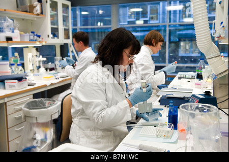 AstraZeneca ricerca laboratorio dedicato al lavoro su una cura per il morbo di Alzheimer in Södertälje in Svezia Foto Stock