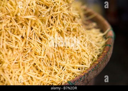 Pila di mano tagliuzzata finemente lo zenzero fresco Pak Khlong Talad frutta fresca e verdura a Bangkok in Tailandia Foto Stock