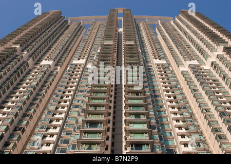 Una vista che guarda alla facciata di un tipico e moderno edificio residenziale a torre ad Hong Kong, in Cina. Foto Stock