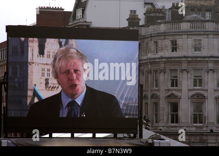 Gigantesco schermo VDU mostra Boris Johnson a Capodanno cinese Trafalgar Square Londra 2009 Foto Stock