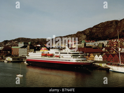 Hurtigruten, la Norwegian Coastal vaporizzatore, l'esecuzione del servizio da Bergen al confine russo in Kirkenes e ritorno. Foto Stock