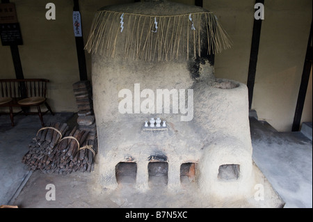 Lo studio del famoso vasaio Kawai Kanjiro 20c a Kyoto, Giappone. Il suo forno è coperto da una corda di paglia di riso "shimenawa", che designa uno spazio sacro Foto Stock