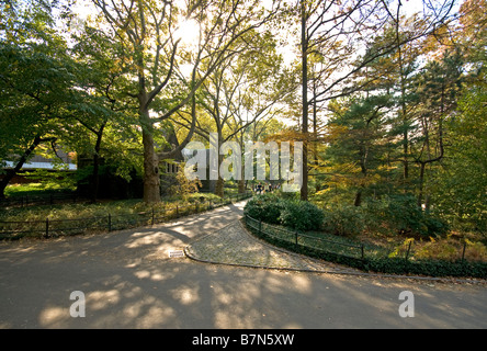 Sentieri assolati nei giardini di Shakespeare, al Central Park di New York, Stati Uniti d'America Foto Stock