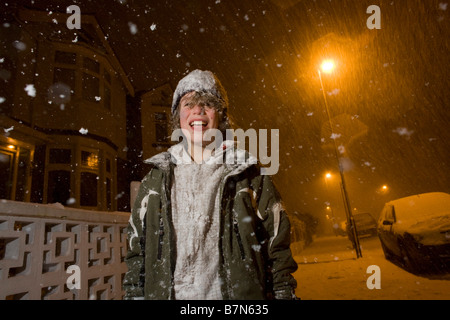 Un bambino gioca snowballs di notte durante una forte bufera di neve nel centro di Londra, un evento raro per un southern all interno della città Foto Stock