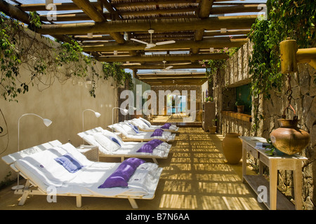 Lettini con cuscini bianchi sulla veranda rustica con pergola in legno in hotel in Brasile Foto Stock