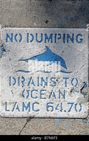 Nessun segno di dumping nel tentativo di impedire il dumping di rifiuti nei tombini aiutare il mare oceano pacifico dei delfini di Los Angeles in California Foto Stock