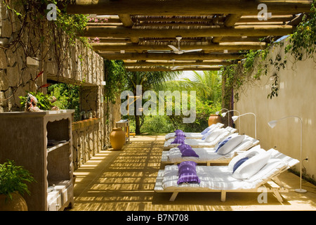 Lettini con cuscini bianchi sulla veranda con pergola in legno a hotel in Brasile Foto Stock