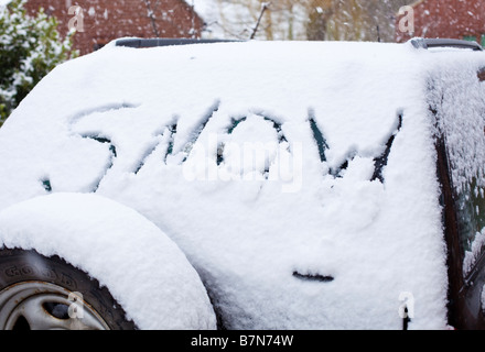 Parola di neve disegnati in neve fresca su una 4x4 auto parabrezza posteriore Foto Stock