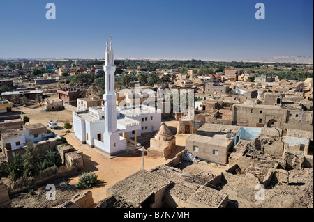 Oasi cittadina di Al Qasr nel deserto occidentale di Egitto con la città vecchia e la moschea Foto Stock