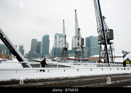 Scene di neve nell'area dei Docklands di Londra Febbraio 2009 Gru con la Canary Wharf Area Foto Stock