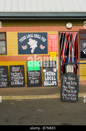 West Quay pesca pescivendolo Newhaven East Sussex Regno Unito Pescherie Pescheria negozi lavagne Foto Stock