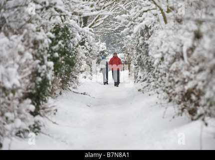 Due persone a piedi su un sentiero coperto di neve Foto Stock