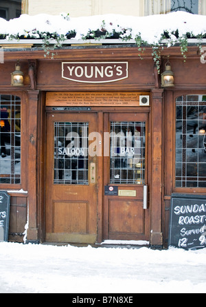 In inverno la neve in Richmond, Londra, Regno Unito, giovani's Pub Foto Stock