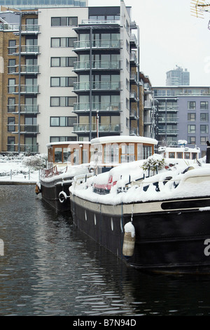 Scene di neve nell'area dei Docklands di Londra Febbraio 2009 case galleggianti sul Dock di pioppo Foto Stock