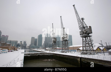 Scene di neve nell'area dei Docklands di Londra Febbraio 2009 Gru con la Canary Wharf Area Foto Stock