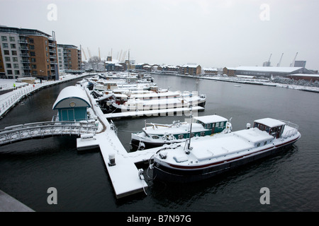 Scene di neve nell'area dei Docklands di Londra Febbraio 2009 case galleggianti sul bacino di Blackwall Foto Stock