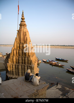 Ghats lungo il fiume Gange, Varanasi, Uttar Pradesh, India, Tempio indiano, Asia Travel, santo, sacro tempo, pregare, di culto, di amore Foto Stock