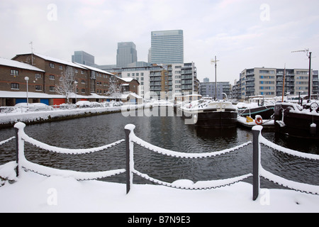 Scene di neve nell'area dei Docklands di Londra Febbraio 2009 case galleggianti sul Dock di pioppo Foto Stock