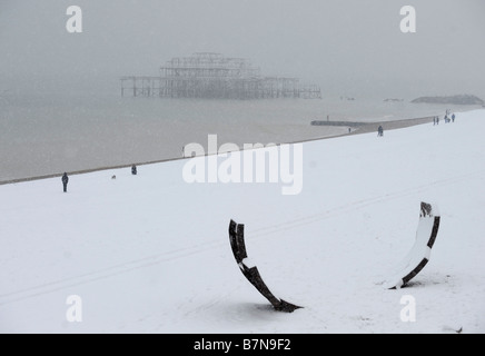 Il Molo di Ponente e la spiaggia coperta di neve a Brighton Regno Unito Febbraio 2009 Foto Stock