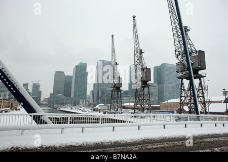 Scene di neve nell'area dei Docklands di Londra Febbraio 2009 Gru con la Canary Wharf Area Foto Stock
