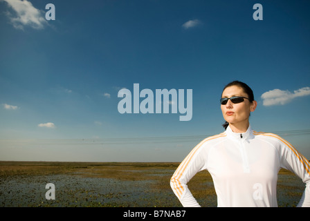 Femminile in Everglades stretching, ritratto di stile di vita Foto Stock