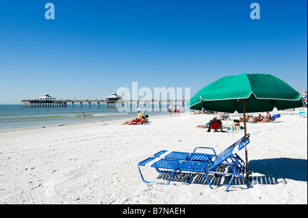 La spiaggia e il molo, Estero Island, Fort Myers Beach, costa del Golfo della Florida, Stati Uniti d'America Foto Stock