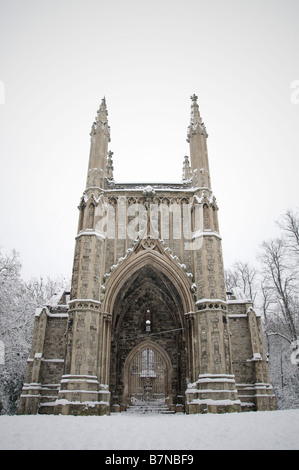 La cappella anglicana nel cimitero di Nunhead sotto neve Foto Stock