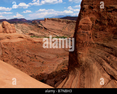 Scene di Delicate Arch Trail nel Parco Nazionale di Arches nei pressi di Moab, Utah. Foto Stock