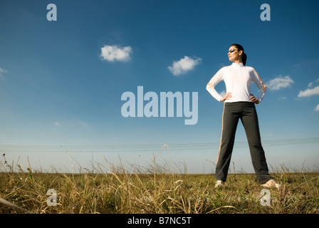 Femminile in Everglades stretching, ritratto di stile di vita Foto Stock