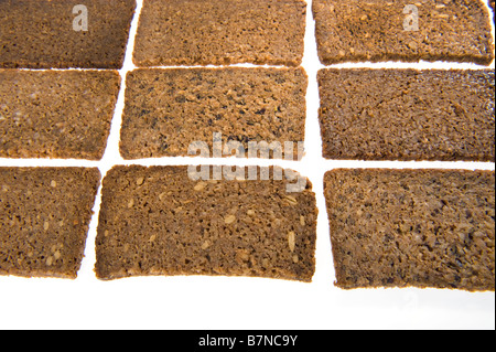 Fette di pane marrone vollkornbrot tedesco tutto il mais pane scuro chicco di mais derrata alimentare pane integrale di grano intero assortime Foto Stock