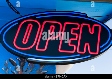 Aprire il segno al di fuori di un bar in Fort Myers Beach, Florida, Stati Uniti d'America Foto Stock