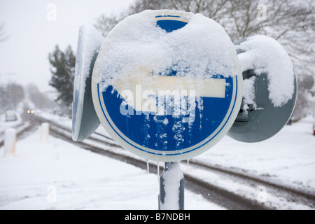 La neve e il ghiaccio ricopre un segno di traffico a Muswell Hill nel nord di Londra il 2 febbraio 2009 Foto Stock