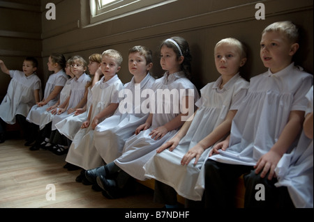 Bambini esperienza di vita in una scuola vittoriana durante una visita a Queen Street Scuola Barton upon Humber Lincolnshire Foto Stock