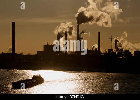 Sachtleben impianto chimico accanto al fiume Reno, Duisburg, Nord Reno-Westfalia, Germania Foto Stock