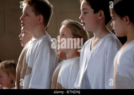 I bambini che cantano durante una scuola primaria natività giocare SOMERSET REGNO UNITO Foto Stock