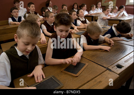 Bambini esperienza di vita in una scuola vittoriana durante una visita a Queen Street Scuola Barton upon Humber Lincolnshire Foto Stock