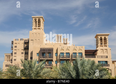 Edificio con tradizionale arabo torri del vento a Dubai Foto Stock