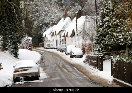 Coperta di neve cottages in Hampshire villaggio di Micheldever inglese winter snow scena Gennaio 2009 Foto Stock