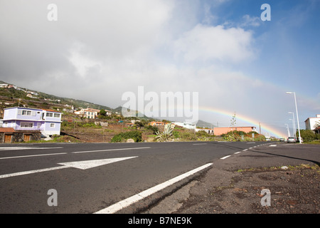 Un arcobaleno alla fine di una strada di Mazo su La Palma (isole Canarie). Foto Stock