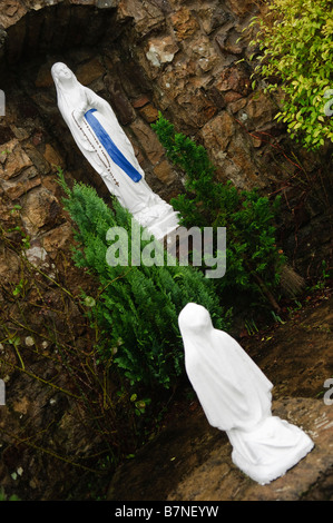 Statua della Ragazza a pregare la Vergine Maria tenendo il rosario presso un santuario in Sligo. Foto Stock