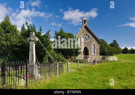 Villaggio Chiesa di Scozia Chiesa Parrocchiale e croce celtica Memoriale di guerra nel cantiere della chiesa Kilmelford Scozia Scotland Foto Stock